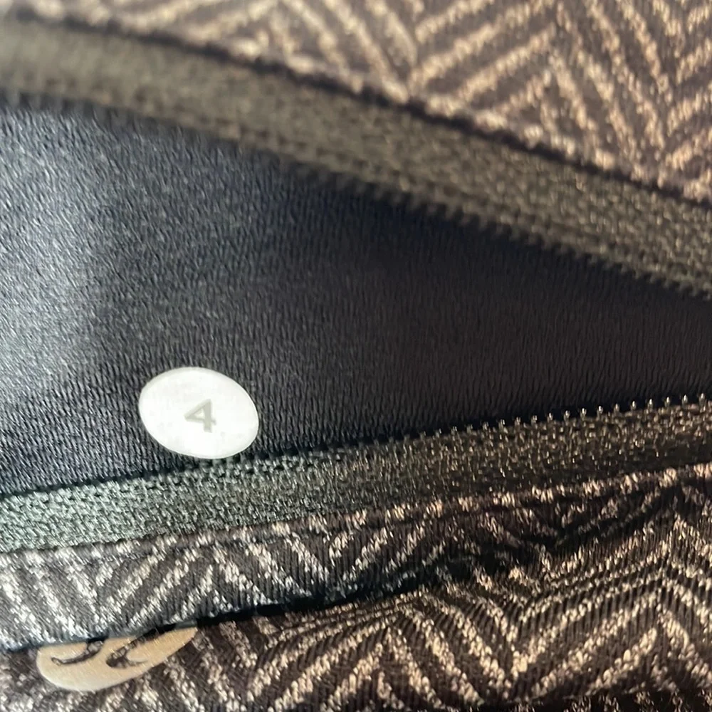 Lululemon high rise piped grey marl leggings sz 4. (Iiii) - Picture 4 of 4